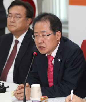 자유한국당 홍준표 대표가 4일 국회에서 열린 당 경제파탄대책특별위원회 주최 '토지공개념 개헌 무엇이 문제인가?' 토론회에서 발언하고 있다.  연합뉴스